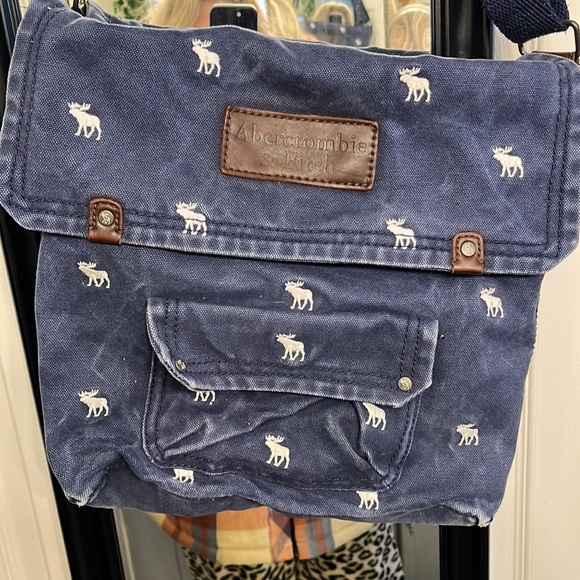 Abercrombie & Fitch Handbags - ABERCROMBIE & Finch  Moose large navy & white adjustable strap with flap